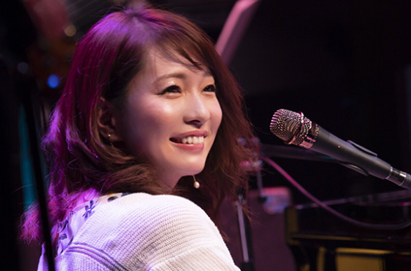 ステージで歌っている女性
自動的に生成された説明